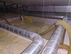 Zateplení stropu bytového domu pomocí foukané izolace